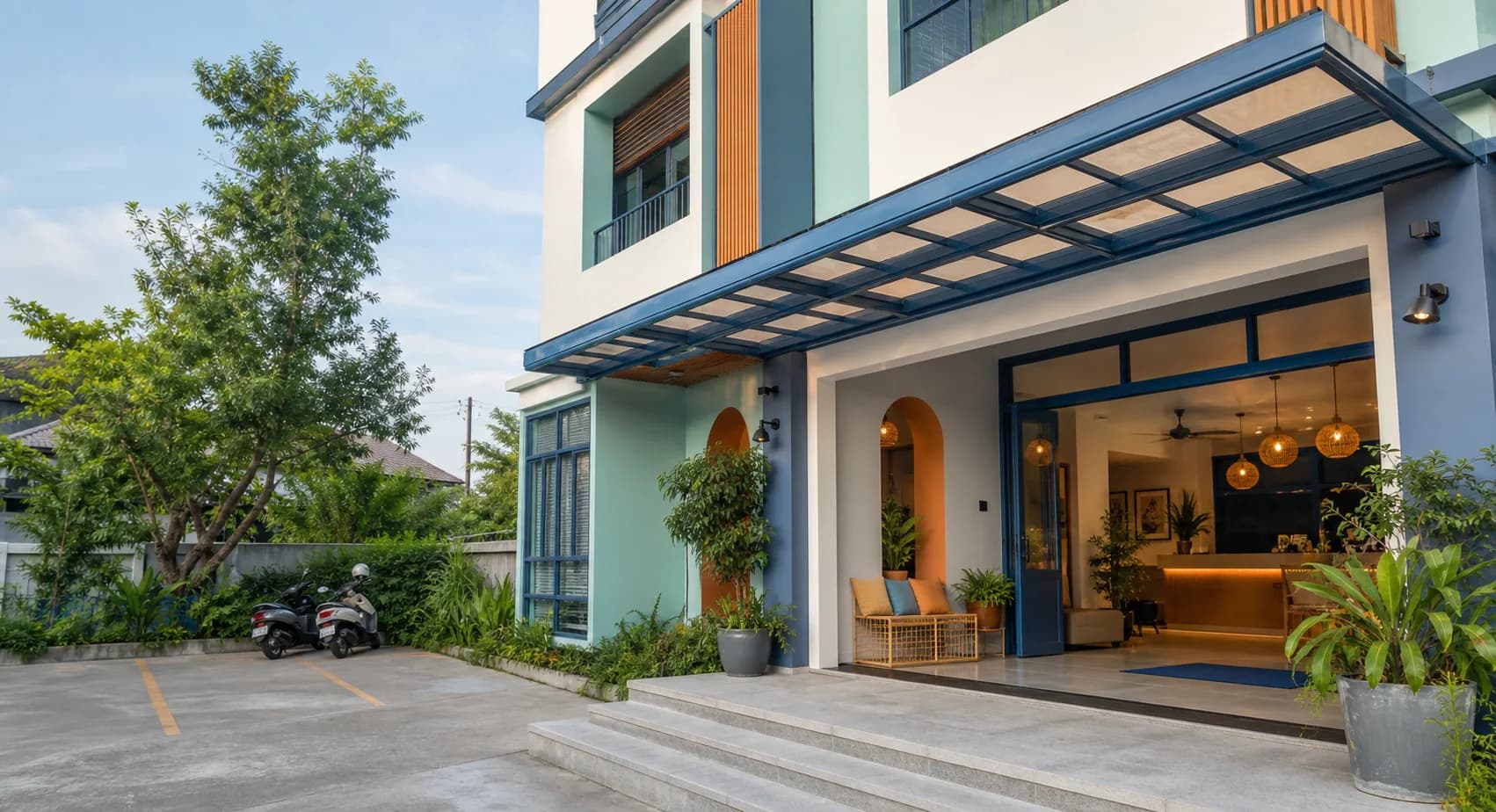 ทางเข้า Mellow Town Hotel พร้อมล็อบบี้เปิดโล่งและสวนขนาดเล็ก